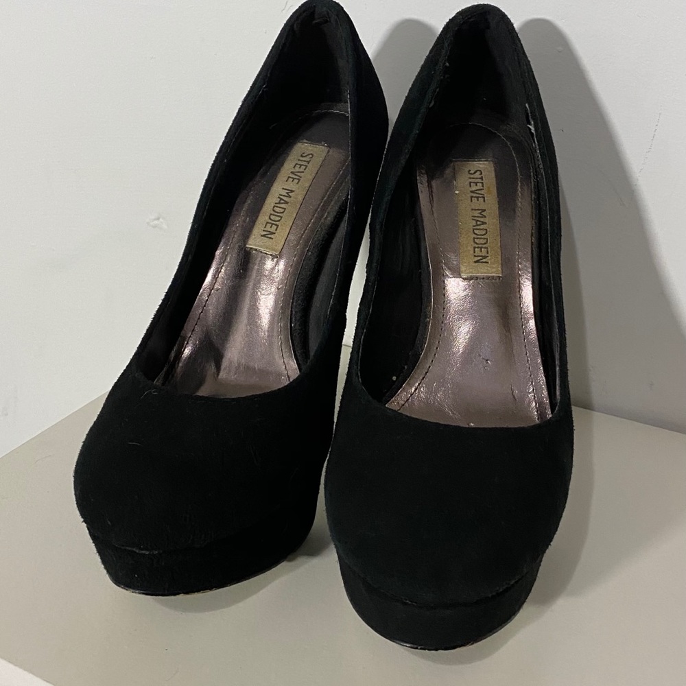 Black pumps